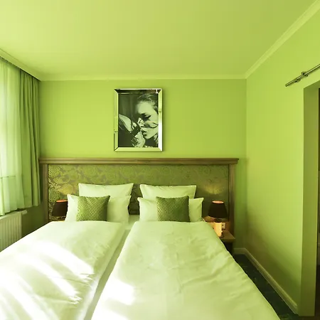 Moments Boutique 4*