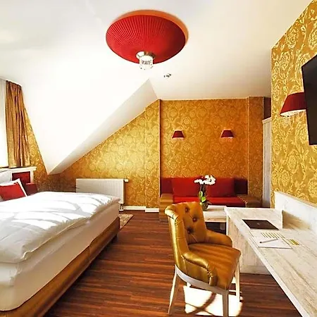 Moments Boutique 4*